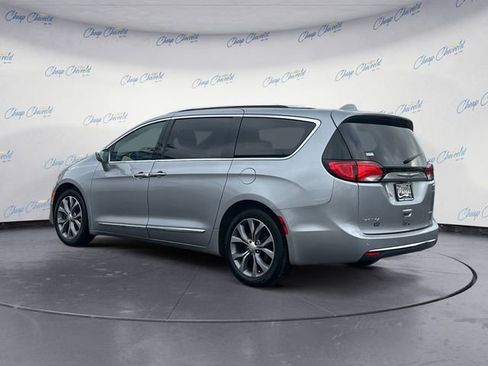 Used 2020 Chrysler Pacifica Limited image 3