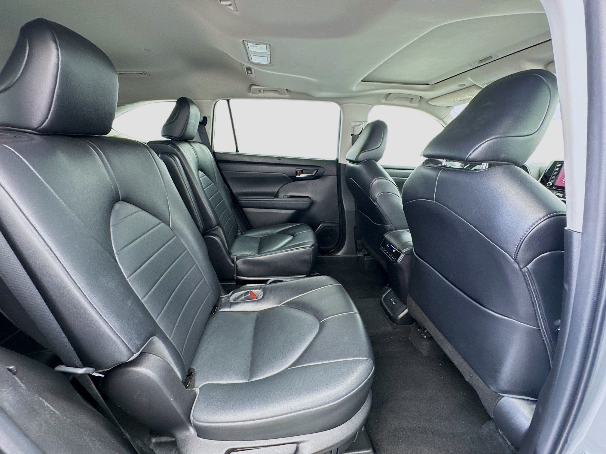 Used 2022 Toyota Highlander XLE FWD image 20