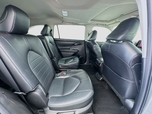Used 2022 Toyota Highlander XLE FWD image 20