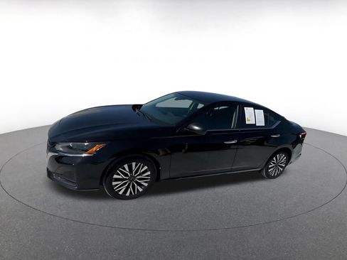 Used 2025 Nissan Altima 2.5 SV FWD image 8