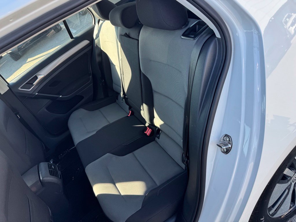 Used 2016 Volkswagen e-Golf SE w/ DC Fast Charging Package FWD image 9