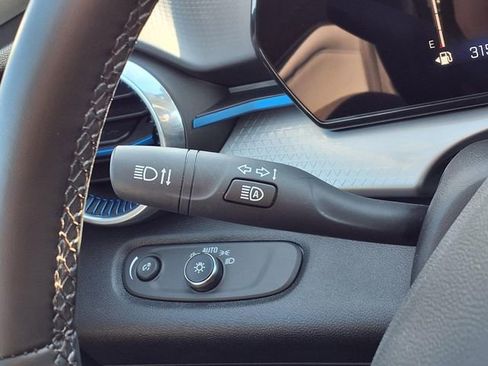 Used 2025 Chevrolet Trax LT w/ LT Convenience Package FWD image 69