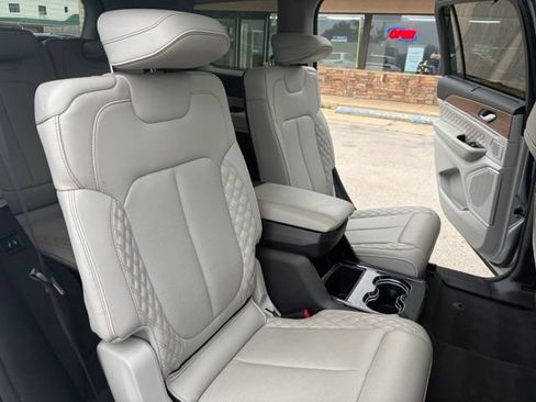 Used 2023 Jeep Grand Cherokee L Summit w/ Luxury Tech Group V AWD/4WD image 40
