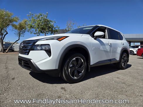 Used 2025 Nissan Rogue SV image 2