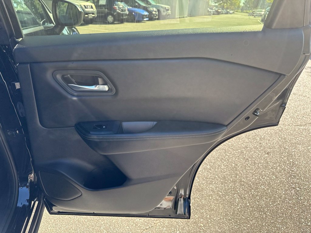 Used 2025 Nissan Rogue SV FWD image 31