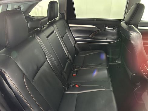 Used 2019 Toyota Highlander XLE AWD/4WD image 18