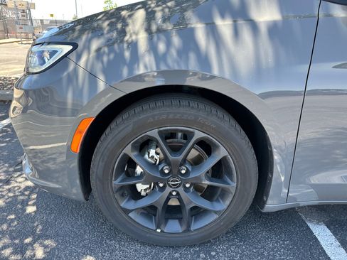 Used 2025 Chrysler Pacifica Limited FWD image 10