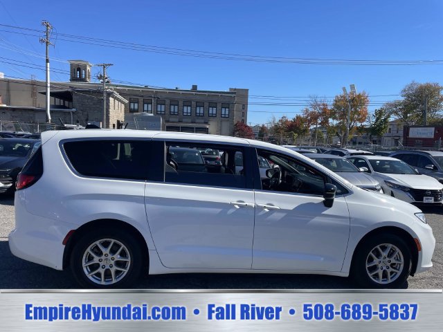 Used 2025 Chrysler Pacifica Select FWD image 3