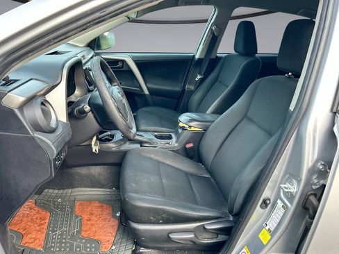 Used 2018 Toyota RAV4 LE FWD image 11