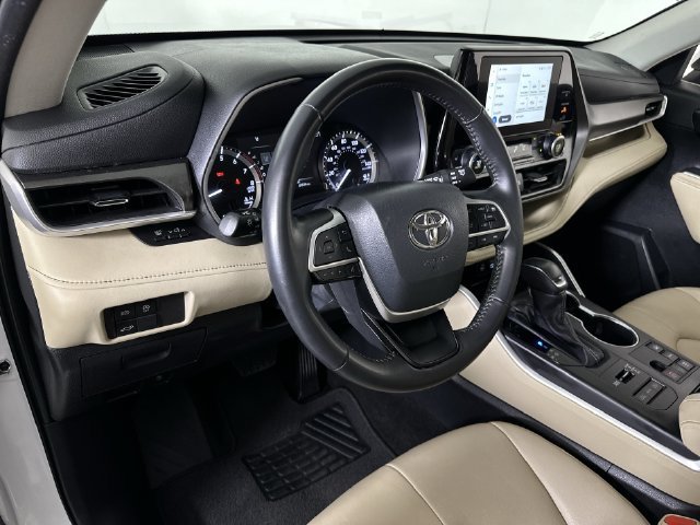 Used 2024 Toyota Highlander XLE AWD/4WD image 10