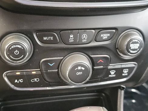 Used 2020 Jeep Cherokee Latitude FWD image 21