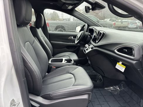 New 2026 Chrysler Pacifica Select image 5