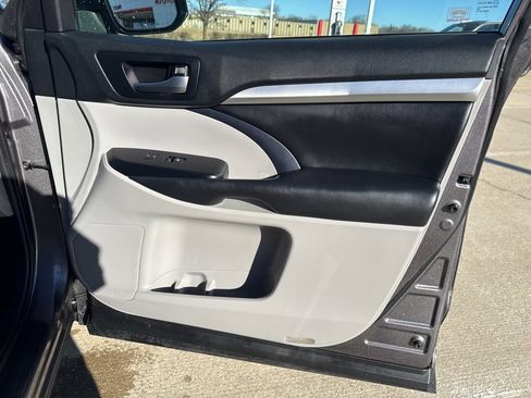 Used 2019 Toyota Highlander XLE image 21