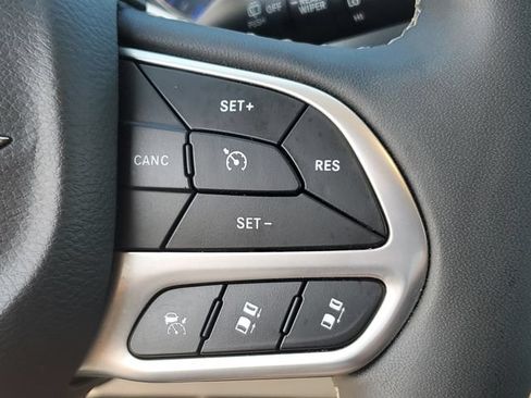 Used 2024 Chrysler Pacifica Touring-L FWD image 12
