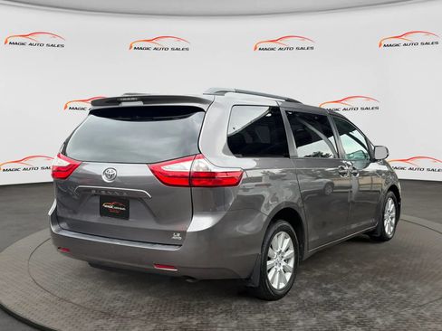 Used 2017 Toyota Sienna LE AWD/4WD image 10