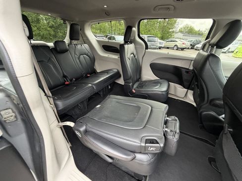 Used 2018 Chrysler Pacifica Touring-L FWD image 30