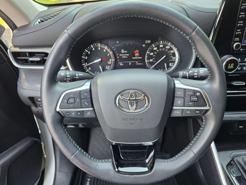 Used 2020 Toyota Highlander XLE AWD/4WD image 30
