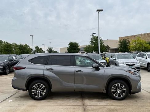 Used 2025 Toyota Highlander XLE FWD image 5