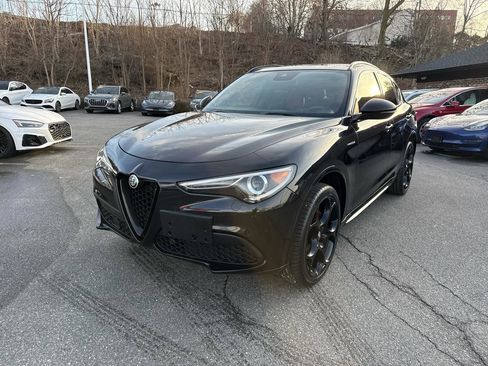 Used 2022 Alfa Romeo Stelvio Veloce image 2