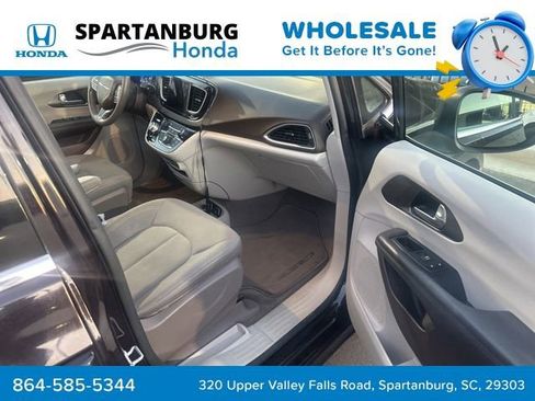 Used 2017 Chrysler Pacifica Touring image 14