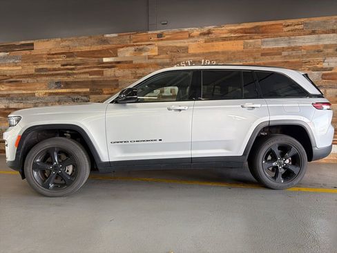 Used 2023 Jeep Grand Cherokee Altitude image 13
