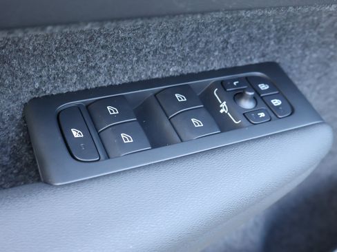 Used 2025 Volvo XC40 B5 Plus image 16