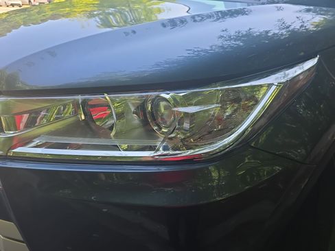Used 2019 Toyota Highlander XLE FWD image 32