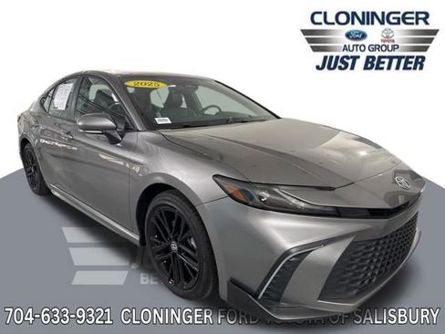 Used 2025 Toyota Camry SE w/ Convenience Package image 1