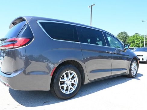 Used 2023 Chrysler Pacifica Touring-L FWD image 3