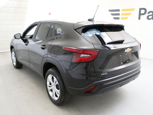 Certified 2025 Chevrolet Trax LS FWD image 7