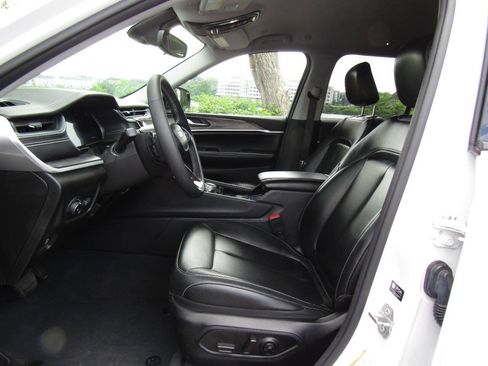 Used 2023 Jeep Grand Cherokee Limited w/ Black Appearance Package AWD/4WD image 12