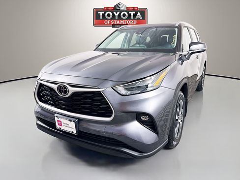 Used 2023 Toyota Highlander XLE AWD/4WD image 3