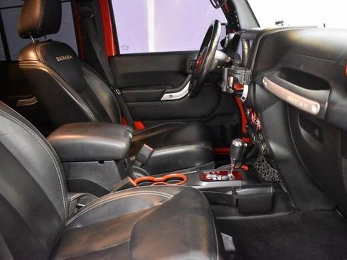 Used 2015 Jeep Wrangler Unlimited Sahara w/ Connectivity Group image 21