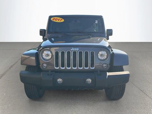 Used 2017 Jeep Wrangler Unlimited Sahara w/ Connectivity Group AWD/4WD image 9
