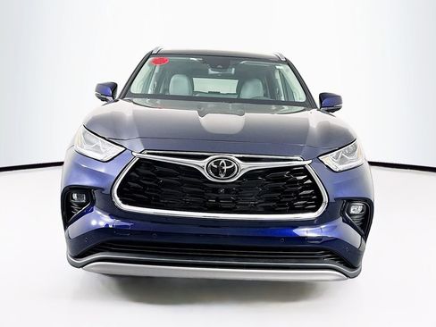 New 2026 Toyota Highlander Platinum image 2