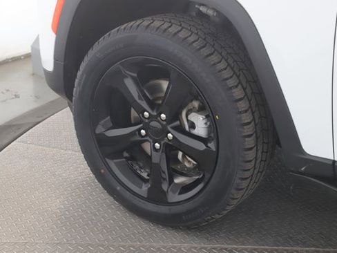 Used 2025 Jeep Grand Cherokee Limited w/ Black Appearance Package image 13