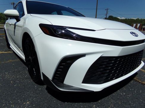 Used 2025 Toyota Camry SE FWD image 4