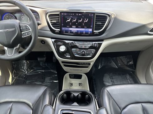 Used 2023 Chrysler Pacifica Touring-L FWD image 14