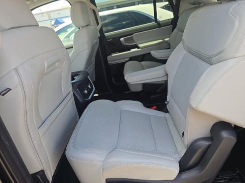 Used 2025 Ford Expedition Platinum w/ Driver's Package AWD/4WD image 3