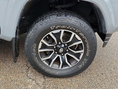 Used 2020 Toyota Tacoma TRD Sport w/ TRD Premium Sport Package AWD/4WD image 8