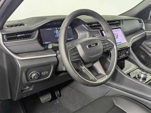 New 2025 Jeep Grand Cherokee Limited w/ Luxury Tech Group II image 11