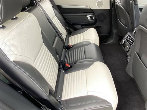 Used 2025 Land Rover Discovery Dynamic SE image 12