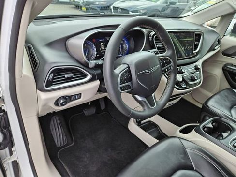 Used 2023 Chrysler Pacifica Touring-L FWD image 23
