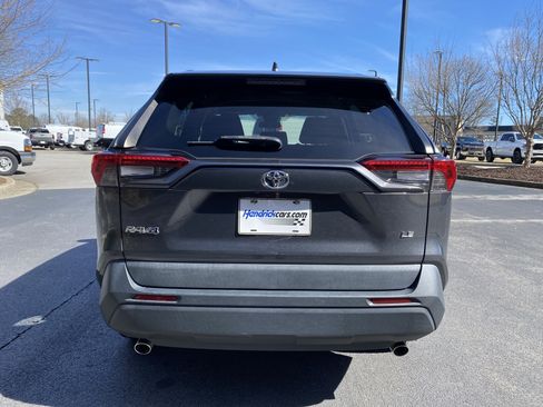 Used 2021 Toyota RAV4 LE image 8