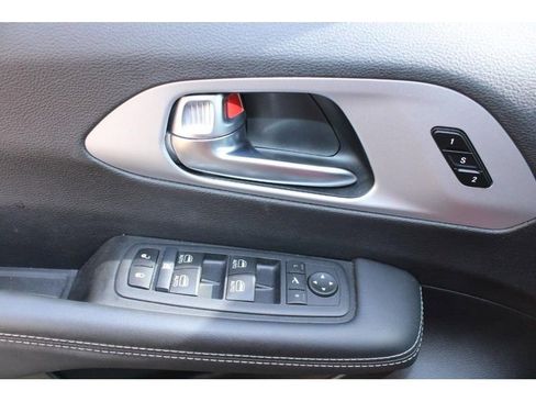 Used 2025 Chrysler Pacifica Limited image 18