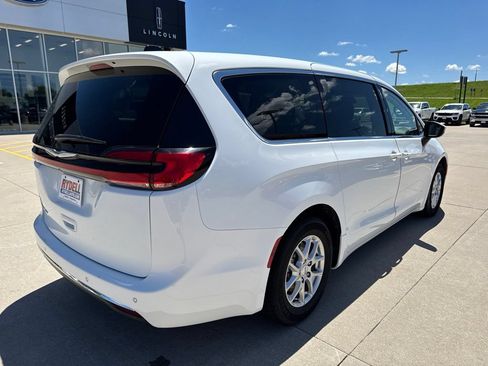 Certified 2023 Chrysler Pacifica Touring-L FWD image 32