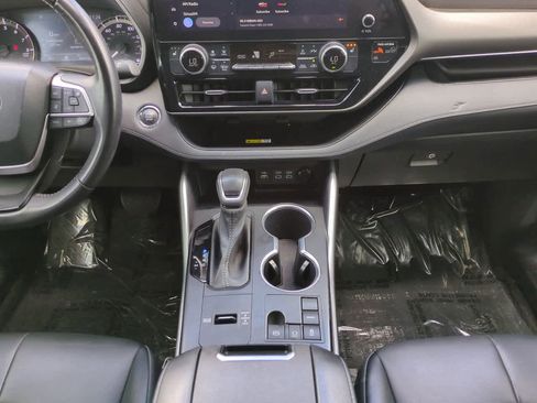 Used 2023 Toyota Highlander XLE FWD image 19