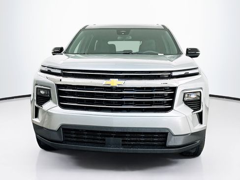Used 2025 Chevrolet Traverse LT image 2