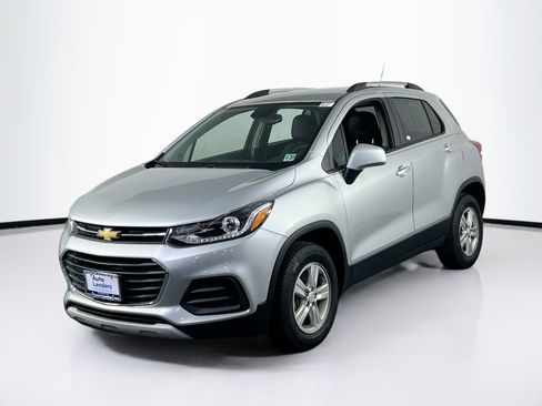 Used 2022 Chevrolet Trax LT w/ LT Convenience Package AWD/4WD image 1