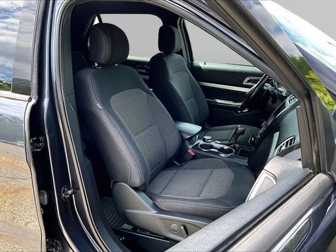 Used 2017 Ford Explorer XLT w/ Equipment Group 201A AWD/4WD image 8